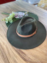 Load image into Gallery viewer, Wide brim panama hat in vegan felt
