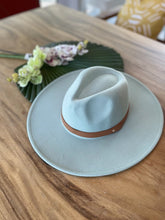 Load image into Gallery viewer, Wide brim panama hat in vegan felt
